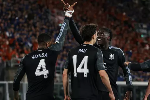 أستون فيلا يضرب بولونيا بثلاثية ويضع قدمًا في نصف نهائي الدوري الأوروبي